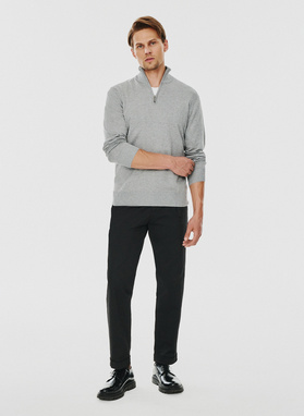 Szary sweter z wysoką stójką zapinaną na zamek