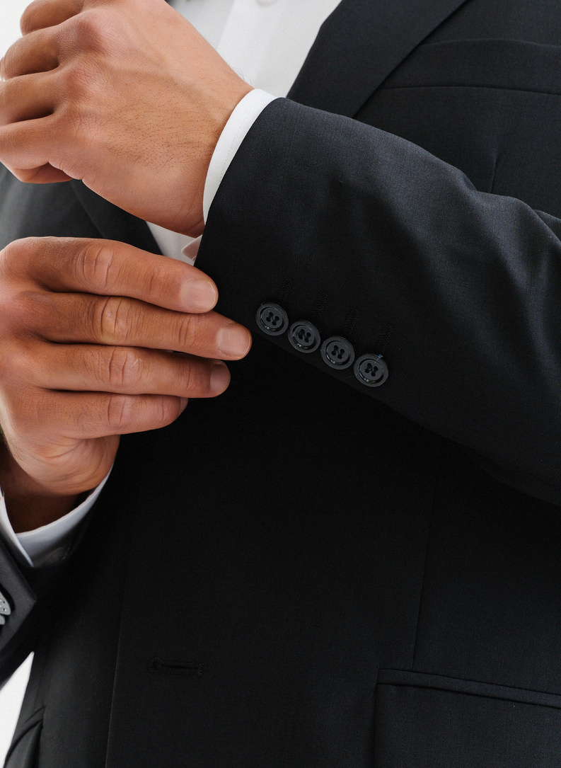 Gładki czarny garnitur męski