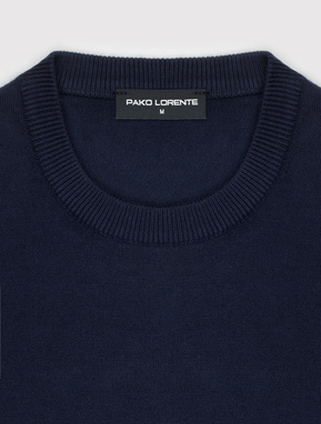 Granatowy sweter męski