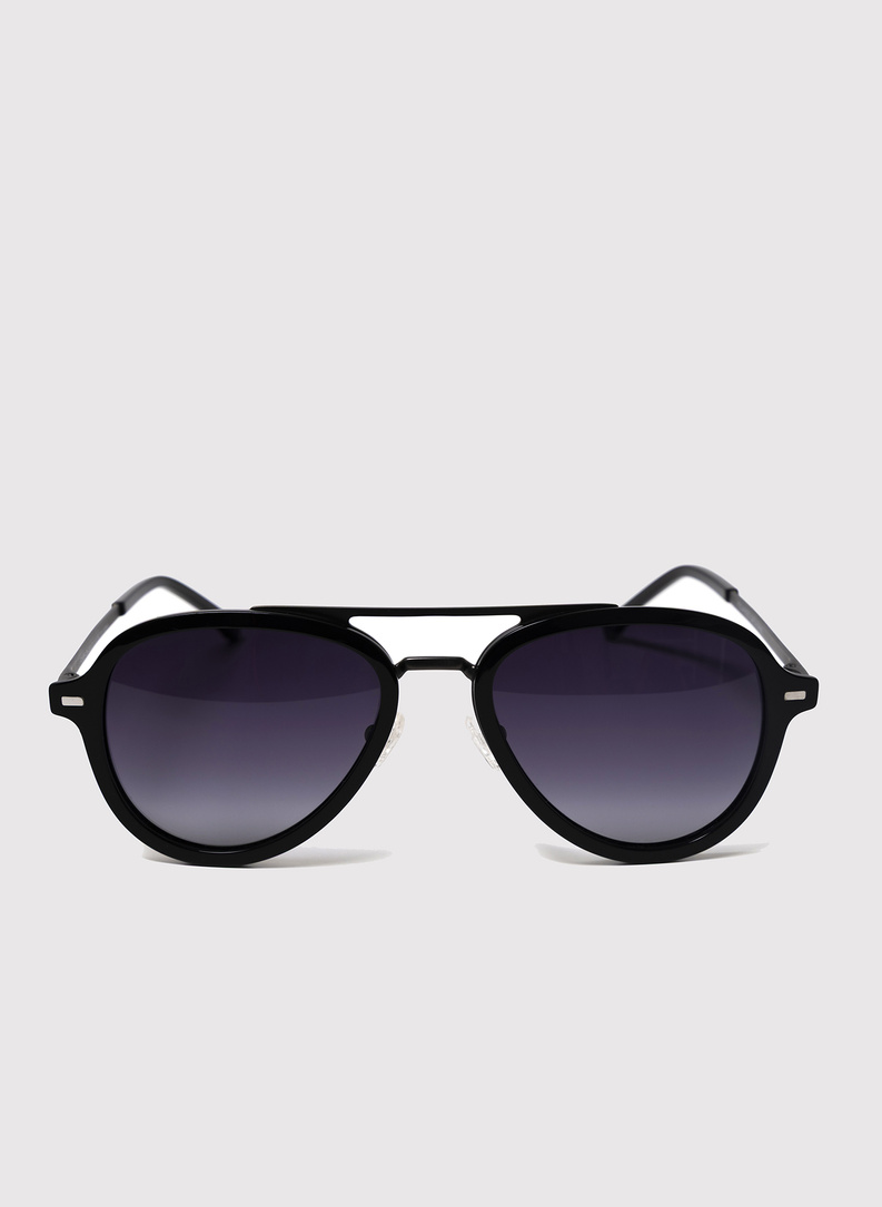 Czarne okulary przeciwsłoneczne pilotki