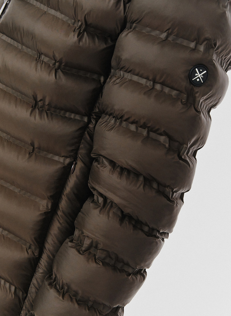 Krótka pikowana kurtka w kolorze brązowym