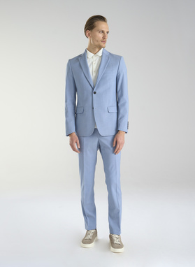 Błękitny męski garnitur