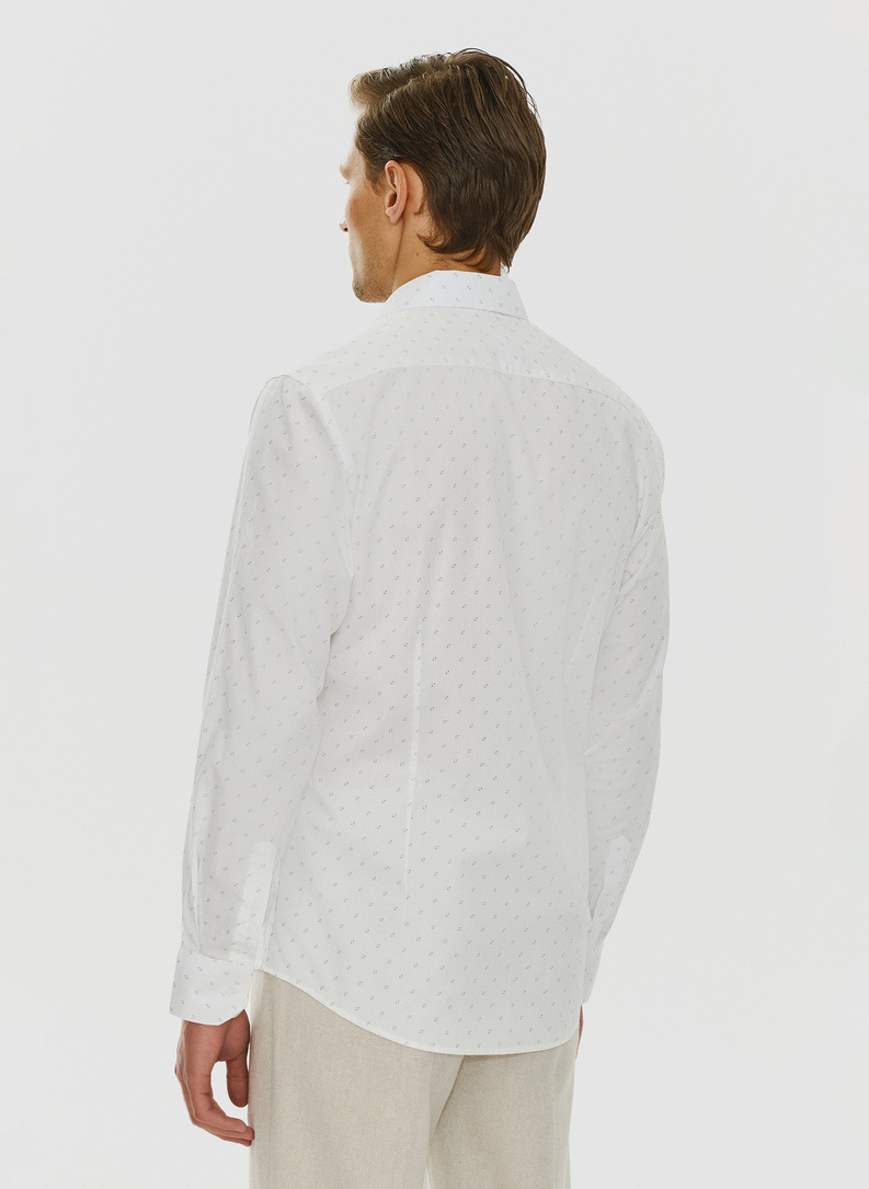 Biała koszula z długimi rękawami w mikrowzór