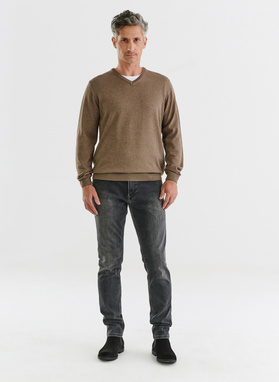 Beżowy gładki sweter męski z dekoltem w serek