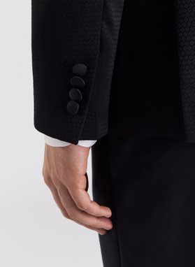 Czarny smoking z wzorzystą marynarką