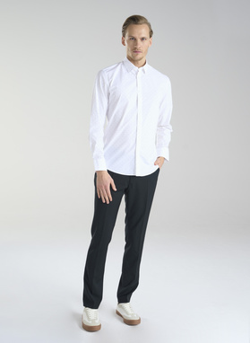 Biała koszula męska w czarne kropki