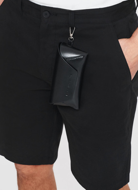 Czarne okulary przeciwsłoneczne