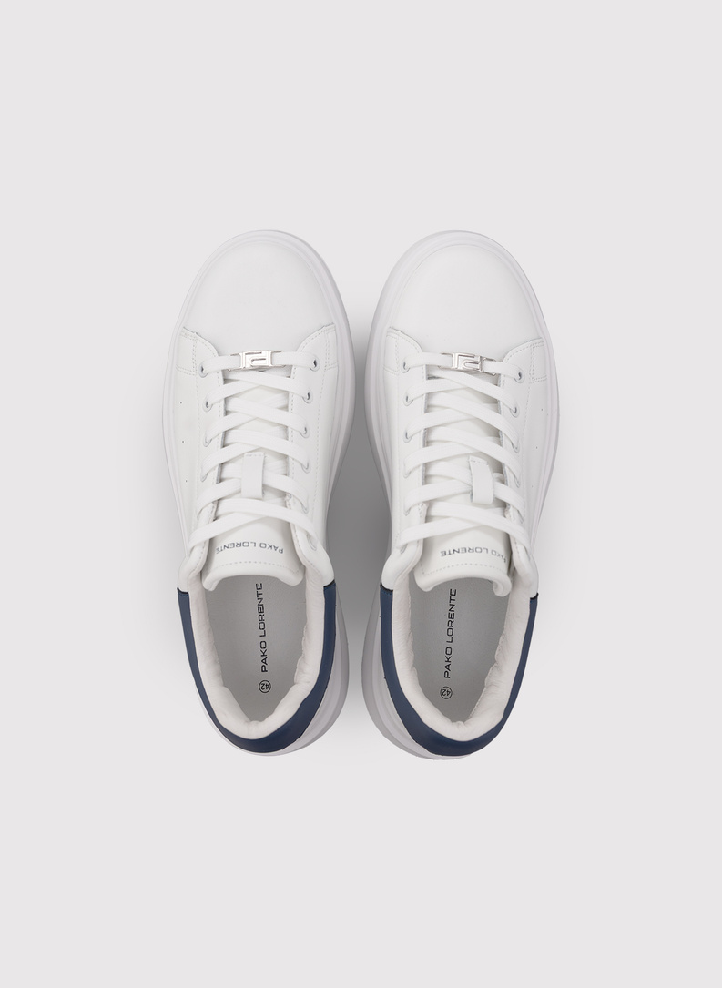 Białe sneakersy męskie z granatowym zapiętkiem