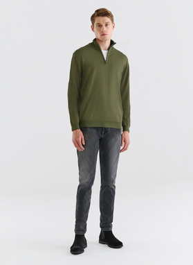 Zielony sweter z wysoką stójką zapinaną na zamek