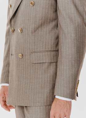 Dwuczęściowy garnitur męski w prążek