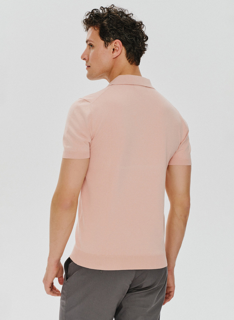 Różowy dzianinowy t-shirt polo
