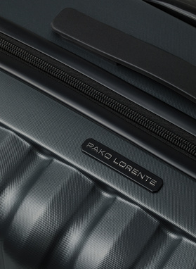 Średnia czarna walizka ze żłobieniami