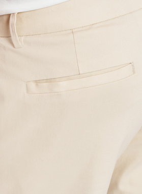 Bermudy męskie w kolorze beżowym