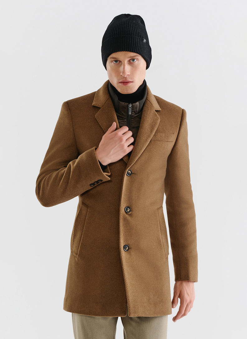 Kamelowy płaszcz męski z odpinaną stójką