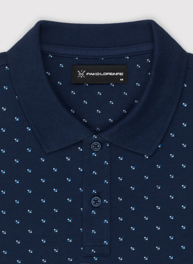 Granatowy t-shirt polo w geometryczny wzór