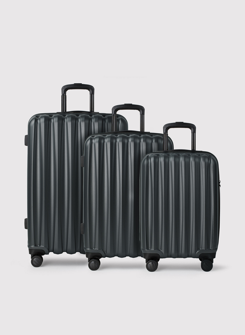 Duża czarna walizka ze żłobieniami