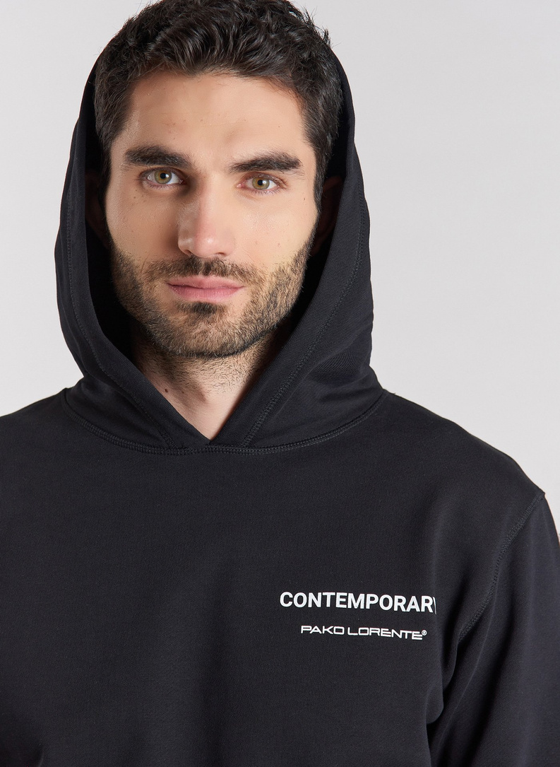 CZARNA BLUZA Z KAPTUREM M21SF-2K-004-C