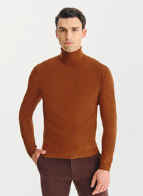 Kamelowy gładki golf męski