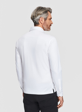 Biała dzianinowa koszula męska