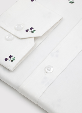 Biała koszula męska w wiśnie