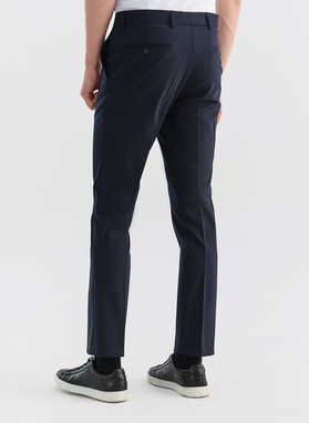 Gładki granatowy garnitur męski