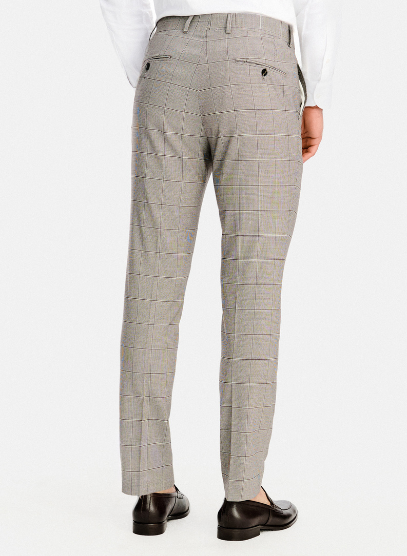 Brązowy garnitur w kratę