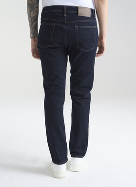 Granatowe spodnie męskie jeans