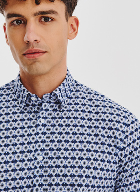 Kwiatowa koszula w kolorze granatowym