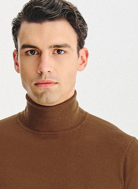 Kamelowy gładki golf męski