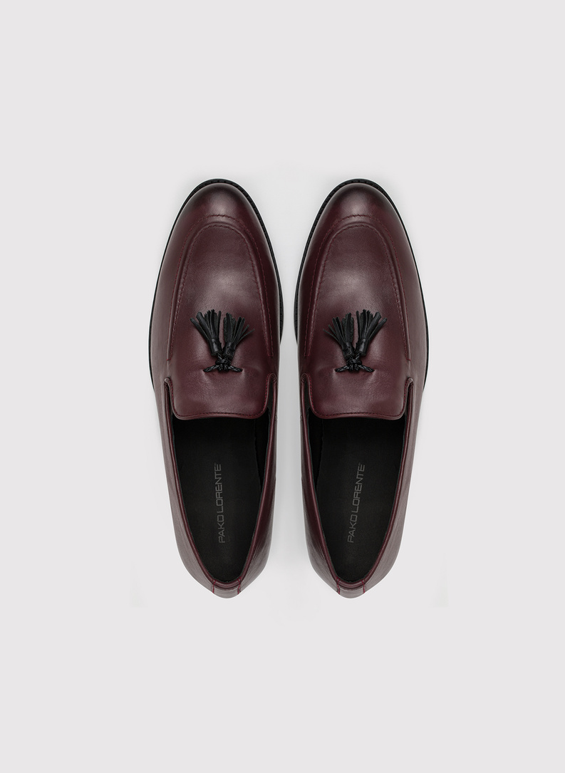 Bordowe loafersy męskie z frędzlami