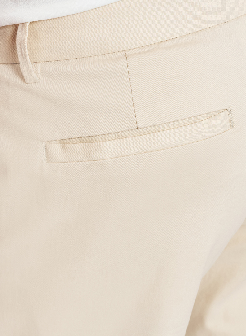 Bermudy męskie w kolorze beżowym