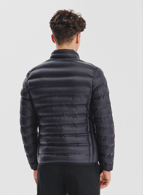 Czarna kurtka pikowana