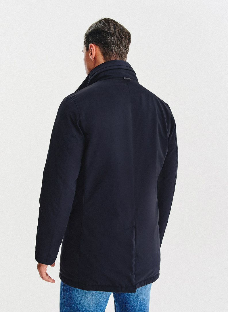 Granatowa kurtka z odpinanym kołnierzem