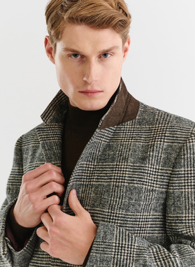 Brązowy płaszcz męski w kratę