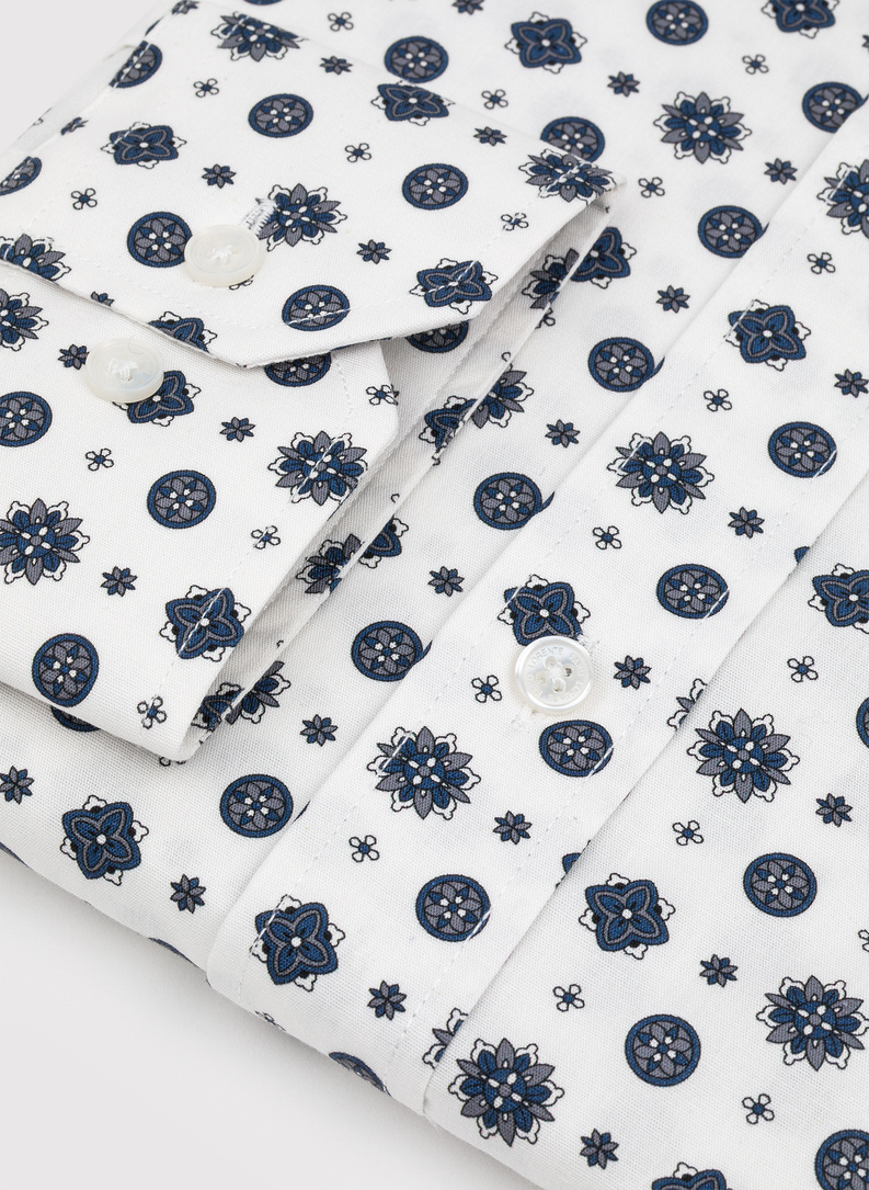 Biała koszula w niebieski wzór geometryczny