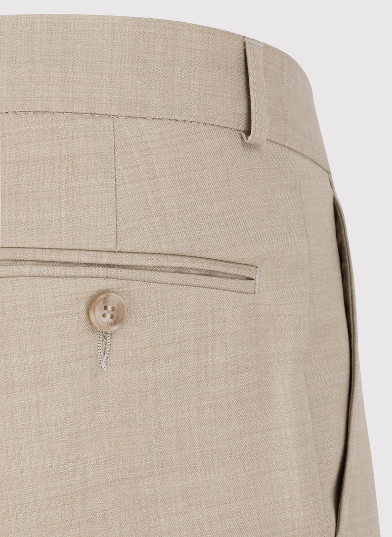 Beżowy garnitur męski