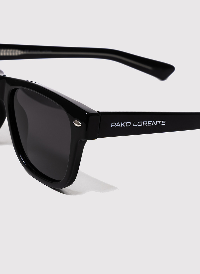 Czarne okulary przeciwsłoneczne