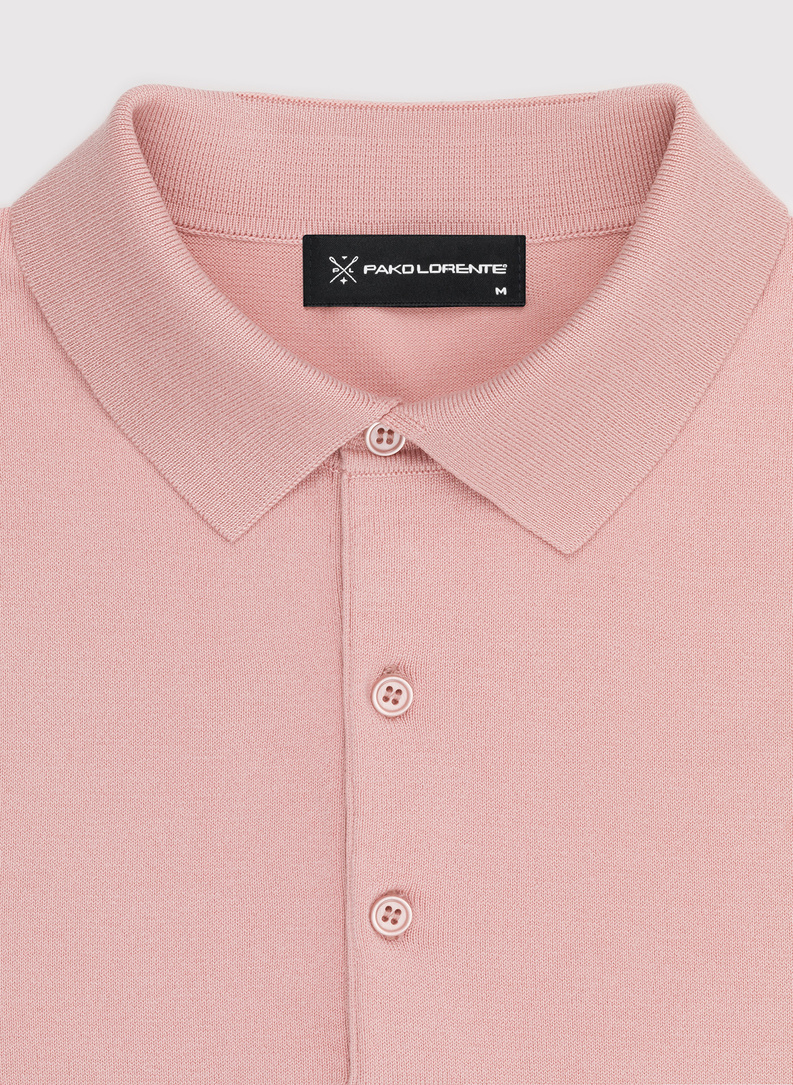 Różowy dzianinowy t-shirt polo