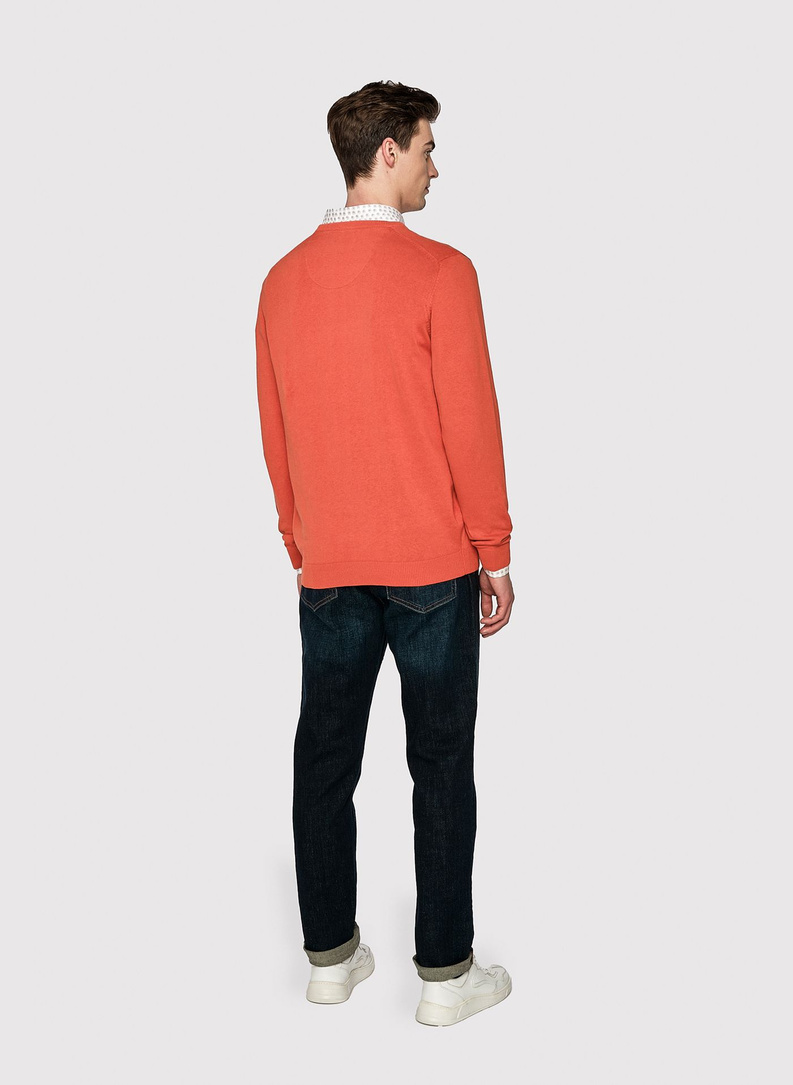 Sweter męski w kolorze pomarańczowym z dekoltem w serek