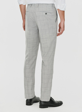 Dwuczęściowy szary garnitur męski w kratę