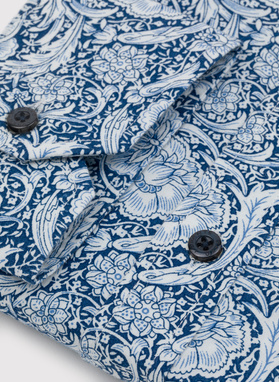 Koszula w kwiatowy wzór na granatowym tle