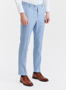 Niebieski garnitur męski o widocznej fakturze