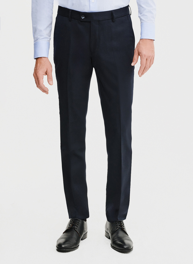 Gładki granatowy garnitur męski