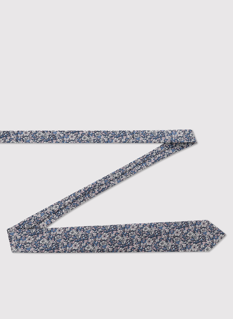 Niebieski krawat w kwiatowy wzór