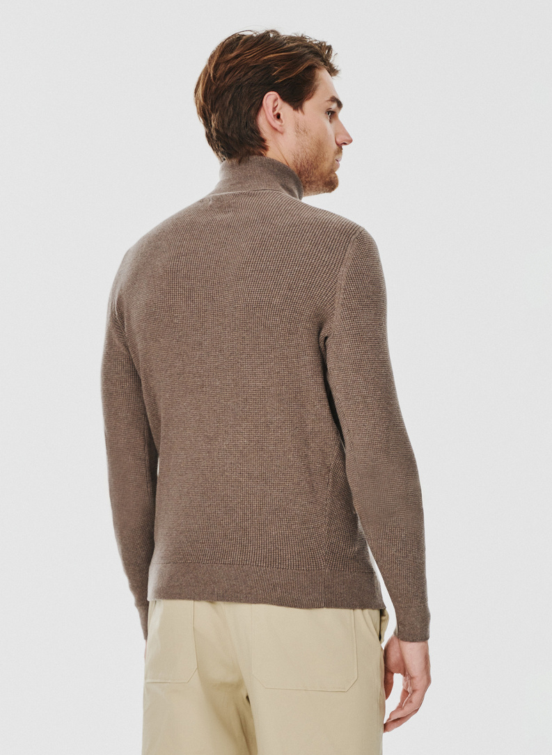 Męski golf w kolorze brązowym