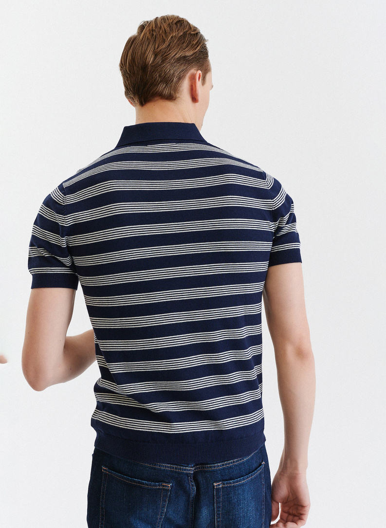 Granatowy T-shirt polo w jasne paski