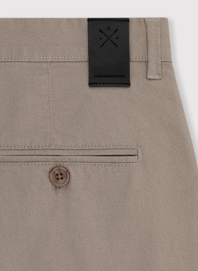 Męskie spodnie w kolorze beżowym