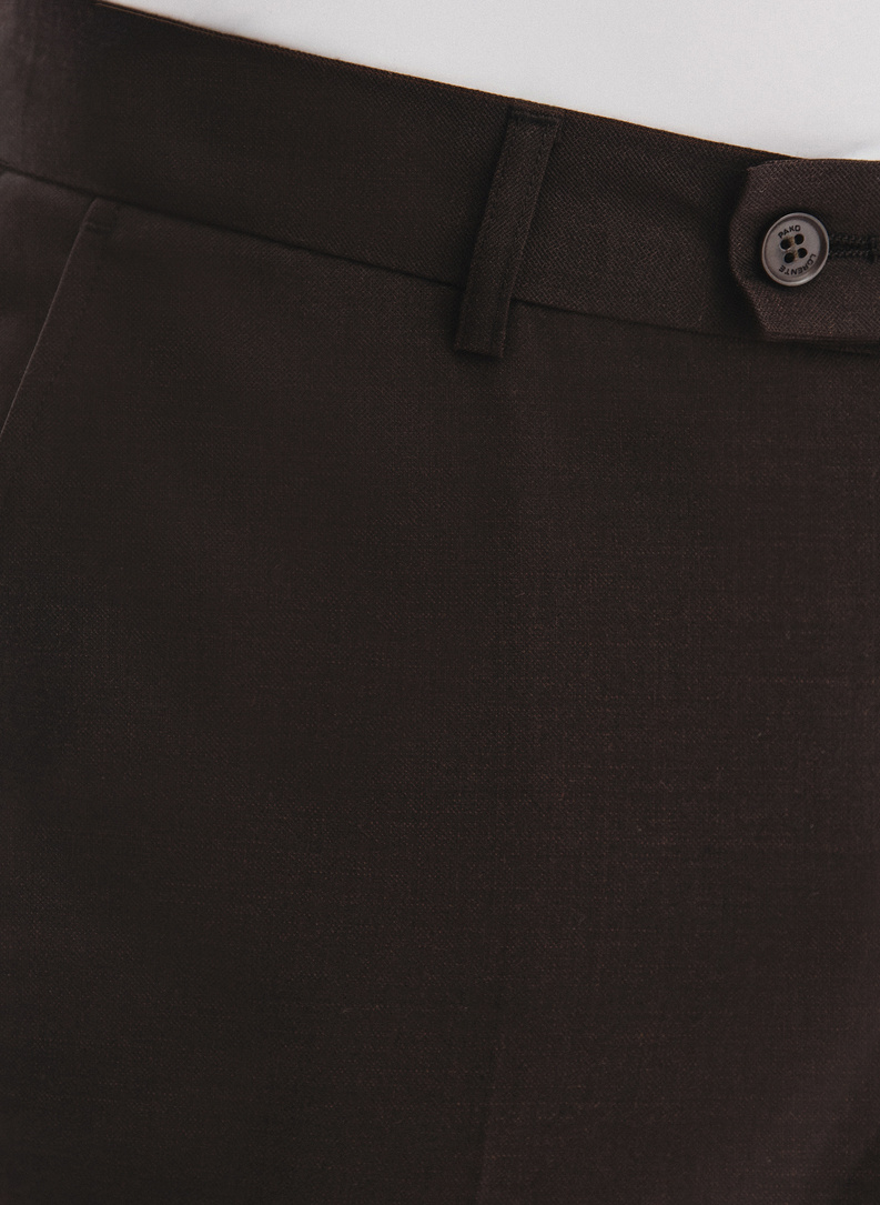 Brązowe spodnie garniturowe