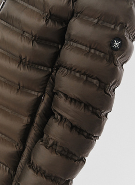 Krótka pikowana kurtka w kolorze brązowym