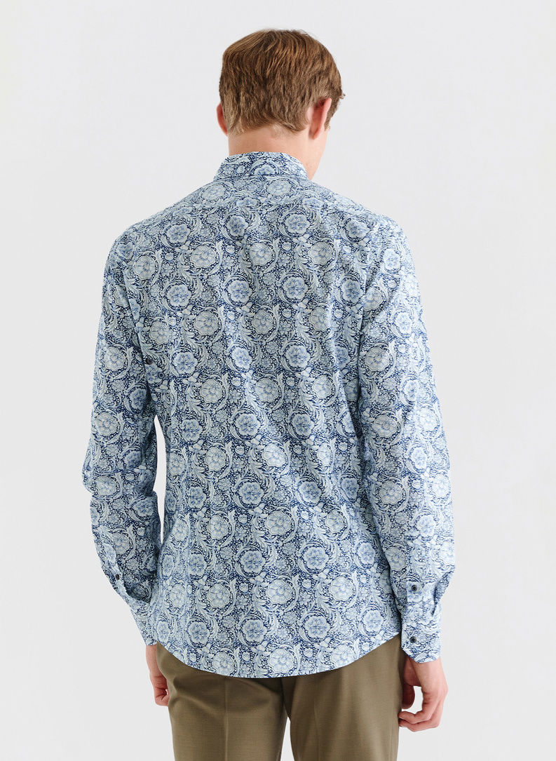 Koszula w kwiatowy wzór na granatowym tle